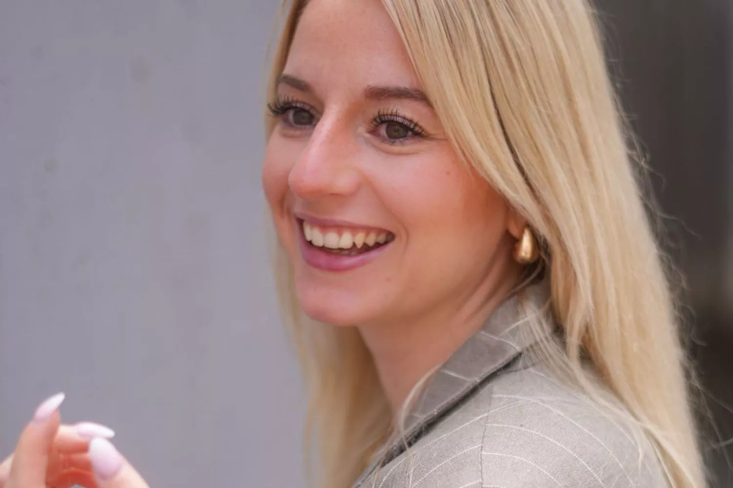 Hannah, lächelnd, steht dir zur Seite